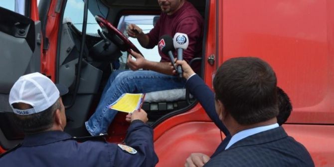 Polis Sürücülere Leblebi Dağıttı