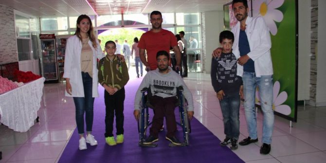 Engelliler Şarkılar Eşliğinde Halay Çekti