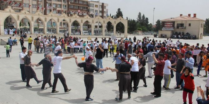 Engelliler Şarkılar Söyleyip, Halay Çekti