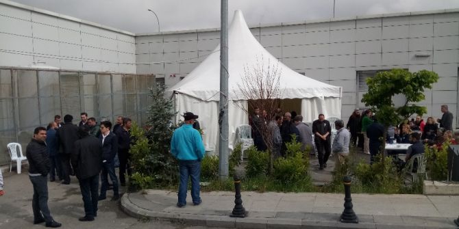 Ünlü Sanatçı İbrahim Erkal’ın Sevenleri Hastanede Bekleyişini Sürdürüyor