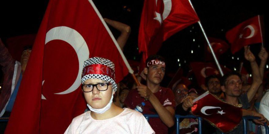 Her Gün İç Kanama Geçiren Esra Demokrasi Nöbetini Bırakmıyor