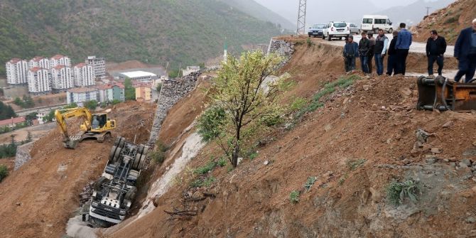 Gümüşhane’de Damperini Kaldıran Kamyon Devrildi: 1 Yaralı