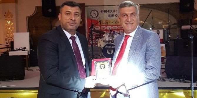 Engelli Derneğinden Alkış’a Plaket