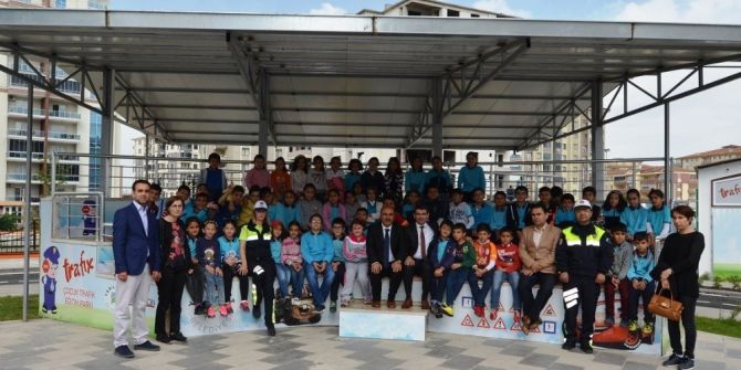 Minik Öğrencilere Polislerden Trafik Eğitimi