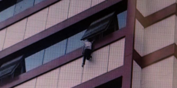 Pencerede Asılı Kalan Çocuk Son Anda Düşmekten Kurtuldu