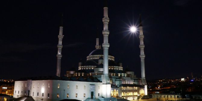 Berat Kandili’nde Ay Manzaralı Kocatepe Camii