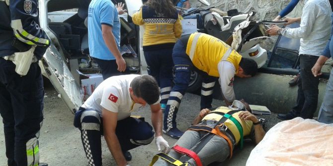 Otomobille Çarpışan Minibüs Köprüden Uçtu: 1 Ölü, 1 Yaralı