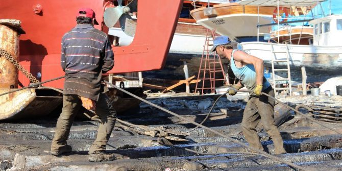 Ahşap Tekneyi Fatih Sultan Mehmet’in Yöntemiyle Denize İndirdi