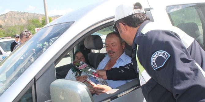 Tosya’da Beraat Kandili’nde Sürücülere Gül Dağıtıldı
