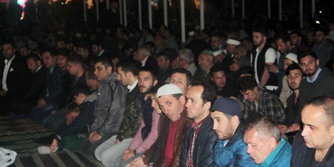 İstanbullular Berat Kandili’nde Tarihi Camilere Akın Etti