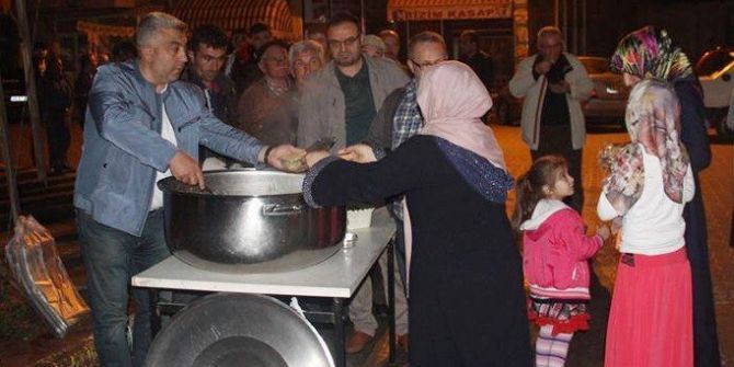 Başkan Çalışkan, Kandil Helvası Dağıttı