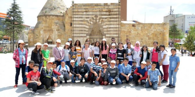 Milli Eğitim Müdürlüğü Ve Belediye Tarihi Gezdirerek Yerinde Anlattırıyor