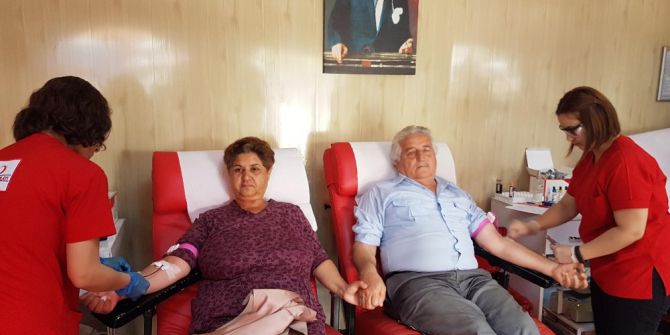 36 Yıllık Evli Çift El Ele Kan Bağışlıyor