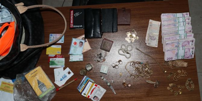 Yaşlı Kadının Otobüste Bıraktığı Çantadan Servet Çıktı