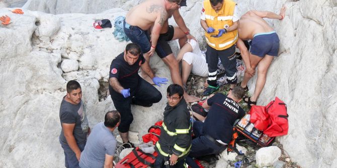 Antalya’da Rus Uyruklu Anne Oğul Elektrikli Bisikletle Uçuruma Yuvarlandı