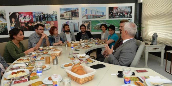 Bozbey Öğle Yemeğini Personelle Yedi