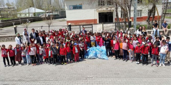 Minik Öğrencilerden Çevre Temizliği