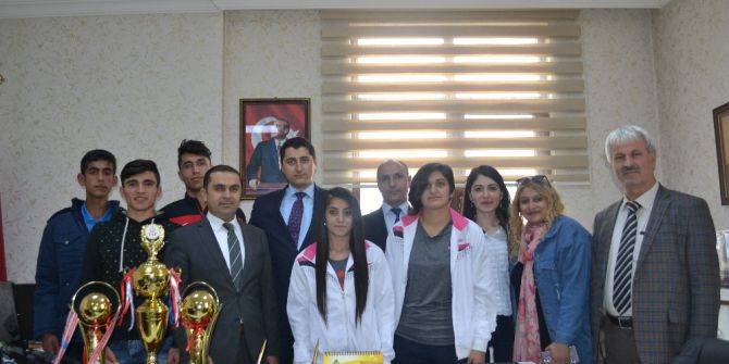 Şampiyon Çocuklar Vali Yardımcısı Özer’i Ziyaret Etti
