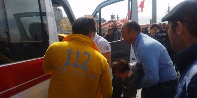 Taksim’de Bebeğin Dili Boğazına Kaçtı, Ortalık Karıştı