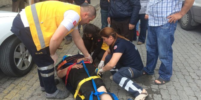 Karşıdan Karşıya Geçen Çifte Araç Çarptı: 2 Yaralı