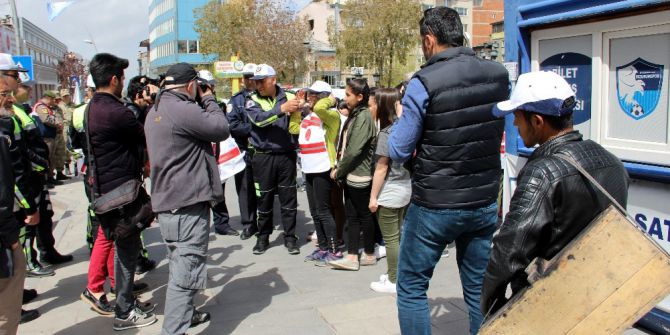 Yaşıtlarını Uzaktan İzledi