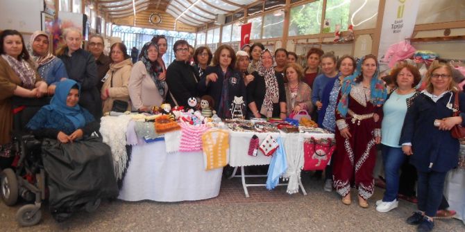 El Emeklerini Gururla Sergiliyorlar