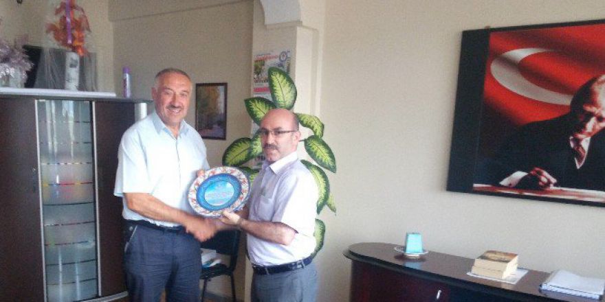 Emekli Olan Halk Eğitim Merkezi Müdürü Özçelik’e Plaket