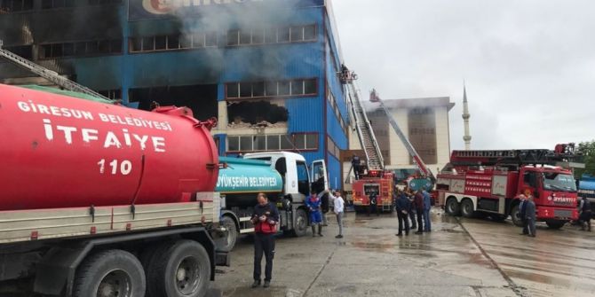Trabzon’da Mobilya Fabrikasındaki Yangın 5,5 Saattir Sürüyor