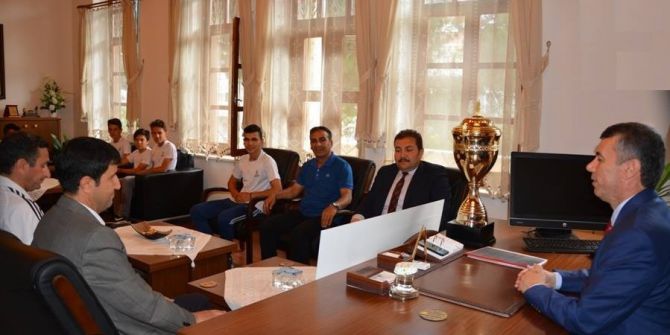 Yıldız Futbolculardan Kaymakam Sırmalı’ya Kupalı Ziyaret