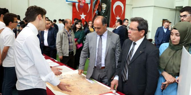 Yozgat’ta Öğrenciler Bilim Fuarında Hünerlerini Sergiledi