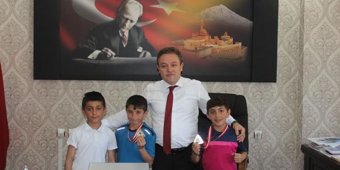 Ağrılı Miniklerden Tenis’te Çifte Şampiyonluk