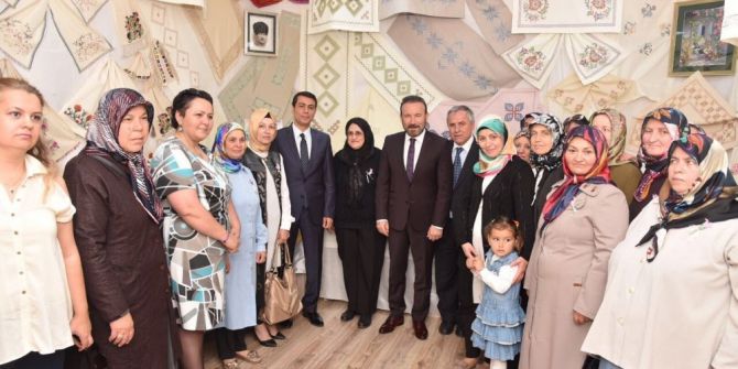 İzmek’te Yıl Sonu Sergileri Başladı