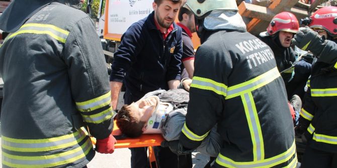 Hızını Alamayıp Çöp Kamyonuna Vurdu: 2 Yaralı