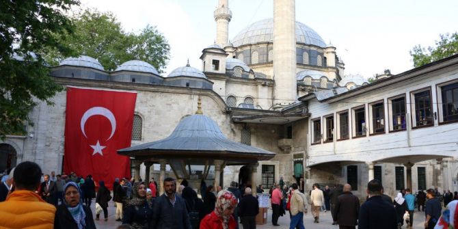 Berat Kandili’nde Eyüp’te Eller Semaya Açıldı