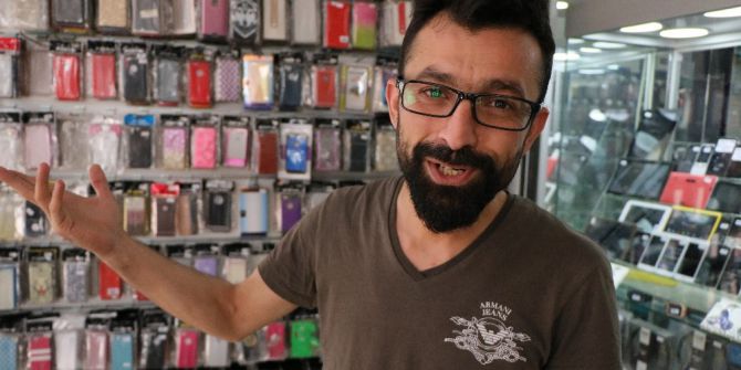 5’inci Katta Sallanan Çocuğu Görünce Araç Üstüne Çıkıp Halı Açtı