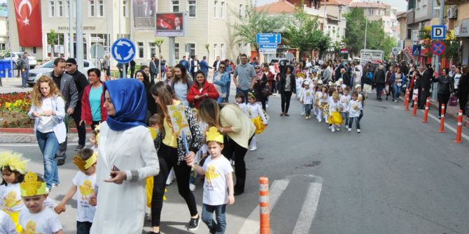 Hayrabolu’da Okul Öncesi Eğitim Şenliği Yürüyüşü