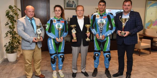Şampiyonlar Kupalarını Başkan Uğur’a Verdiler