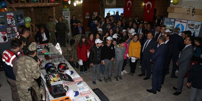 Vali İsmail Ustaoğlu, Karayolu Trafik Haftası Dolayısıyla Taşhan’da Düzenlenen Sergiye Katıldı