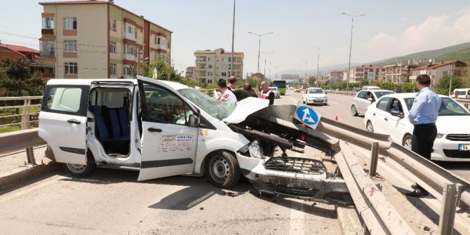 Kontrolden Çıkan Araç Yol Ayrım Barıyerine Çarptı 5 Yaralı