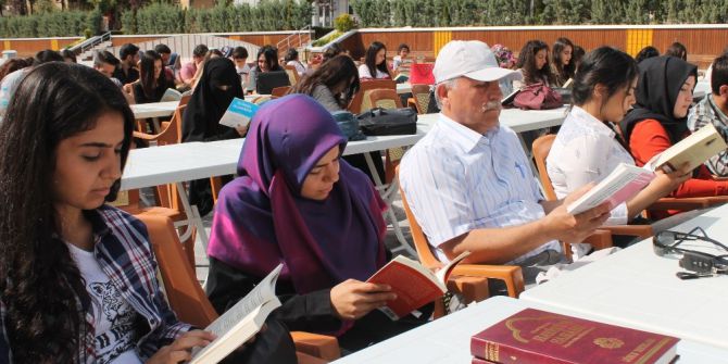 Öğrenciler Meydanda Kitap Okudu