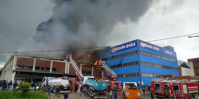 Trabzon’da Mobilya Fabrikasındaki Yangın 8,5 Saatin Sonunda Kontrol Altına Alındı