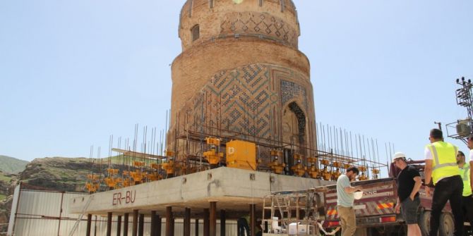 Zeynel Bey Türbesi Platforma Bindirildi