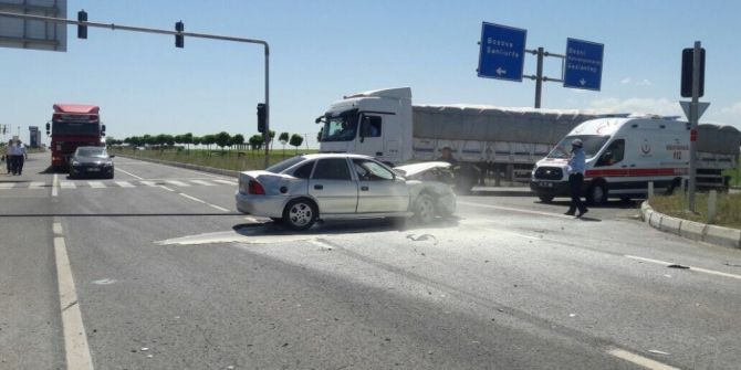 Otomobiller Çarpıştı: 7 Yaralı