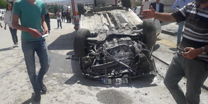 Sokak Tabelasına Çarparak Kontrolden Çıkan Otomobil, Park Halindeki 4 Araca Çarptıktan Sonra Durabildi