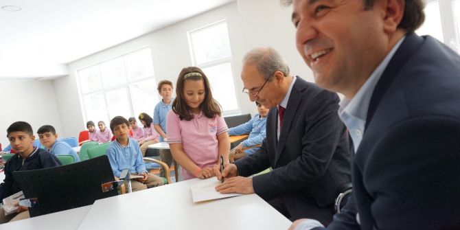 Eğitimci Yazar Halit Erdoğan İkra Kolejinde İmza Günü Düzenledi