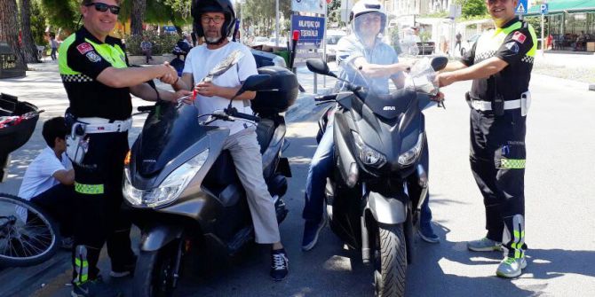 Milas’ta Polis Sürücülere Gül Dağıttı