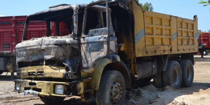 Adana’da Park Halindeki Kamyon Kundaklandı