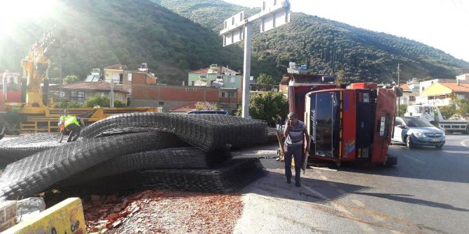 Söke’de Demir Yüklü Kamyon Devrildi
