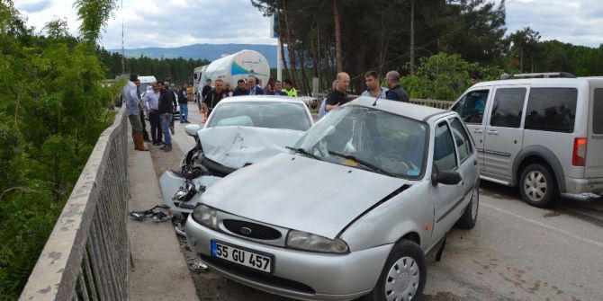 Köprüde İki Otomobil Çarpıştı: 1 Ölü, 1 Yaralı