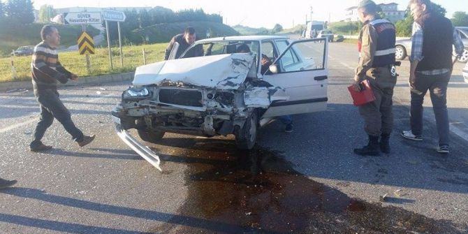 Sakarya’da Otomobil İle Traktör Çarpıştı: 4 Yaralı